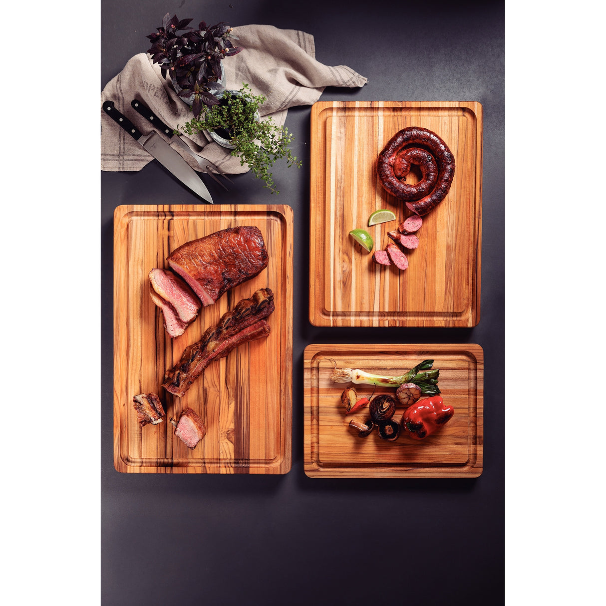 Käepidemega ja soonega grilllaud FSC® tiikpuust, mineraalõliviimistlusega, 40 × 30 cm