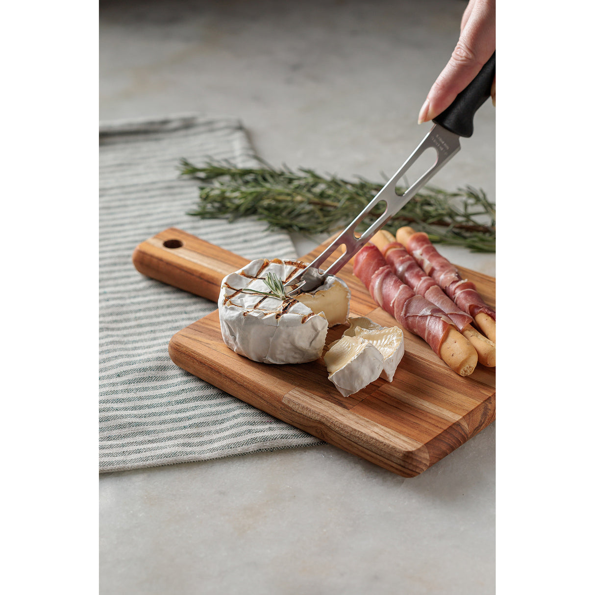 FSC CUTTING BOARD 30X15X1,5 TEAK WOOD