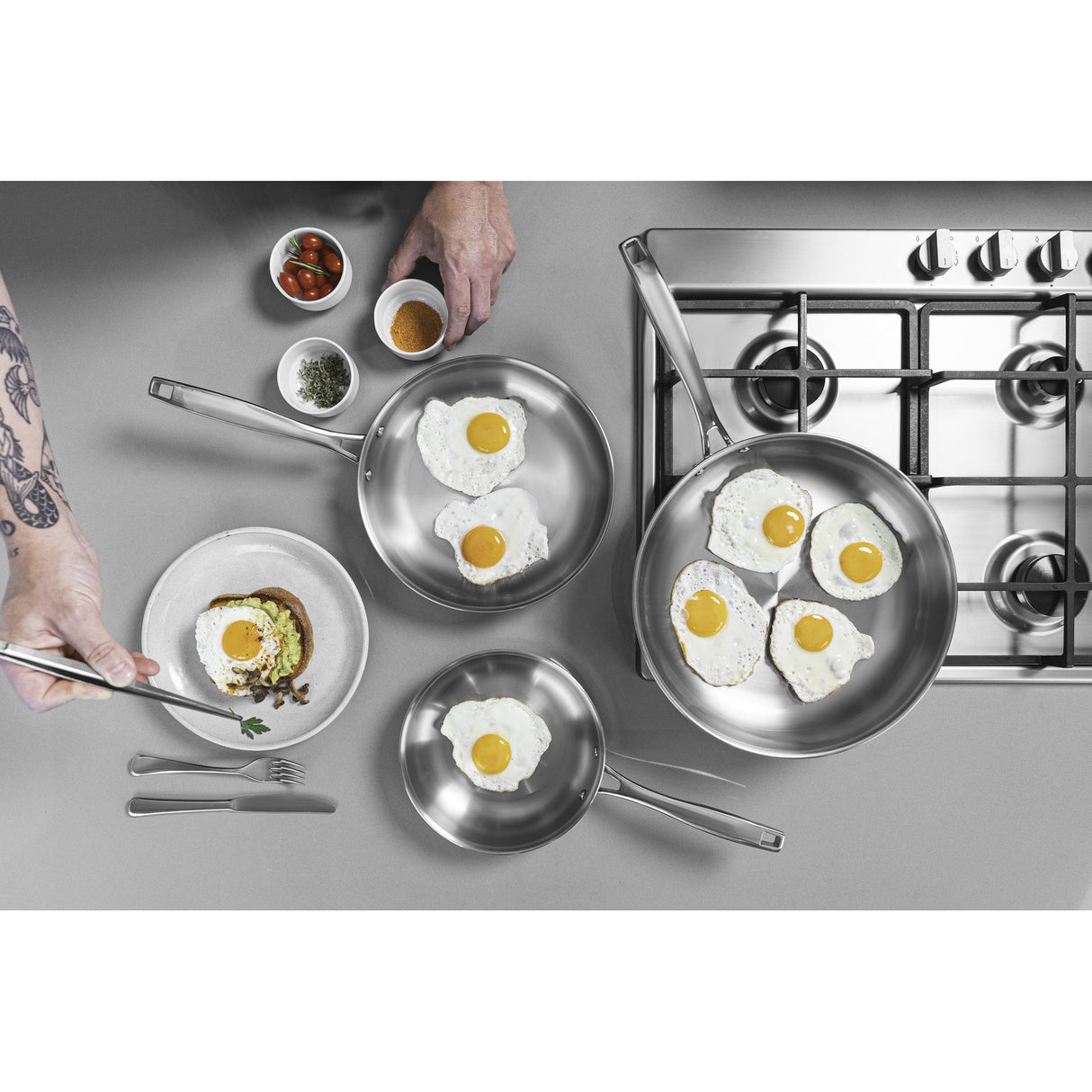 GRANO, 30 cm skersmens nerūdijančio plieno keptuvė su trijų sluoksnių korpusu ir ilga rankena