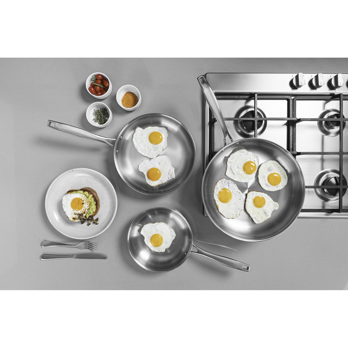 GRANO, 26 cm skersmens nerūdijančio plieno keptuvė su trijų sluoksnių korpusu ir ilga rankena