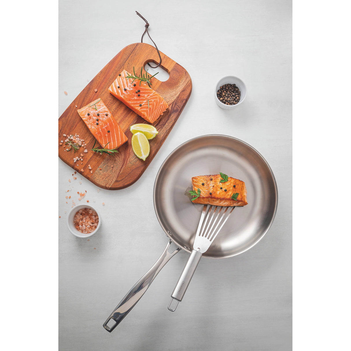 GRANO, 26 cm skersmens nerūdijančio plieno keptuvė su trijų sluoksnių korpusu ir ilga rankena