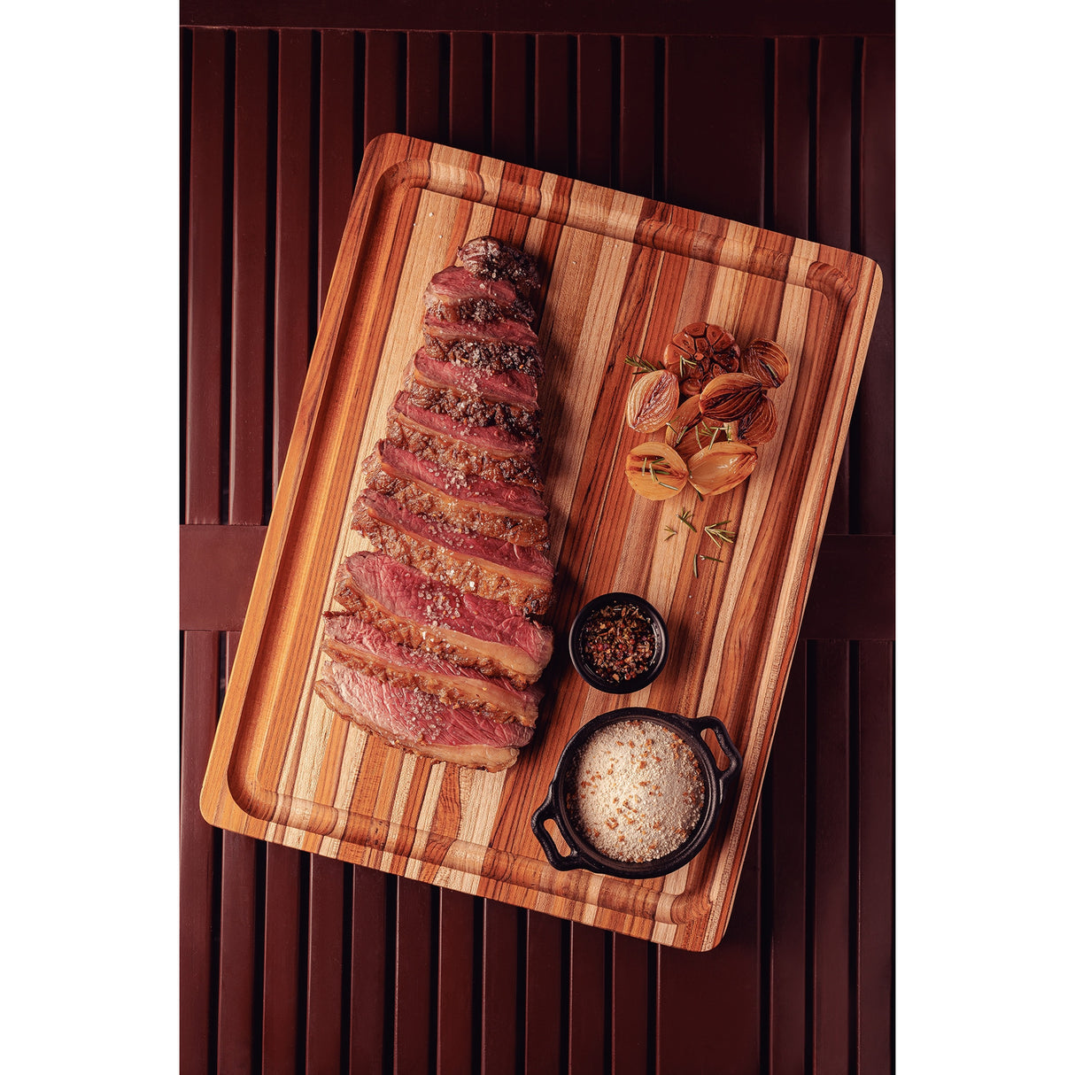 Barbecue Board With Handle & Groove in FSC teak wood with mineral oil finish 40x30 cm
