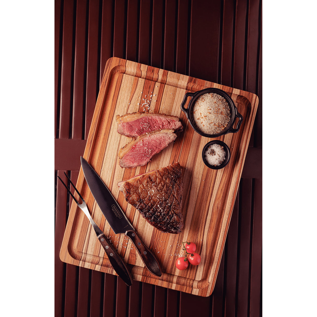Barbecue Board With Handle & Groove in FSC teak wood with mineral oil finish 40x30 cm