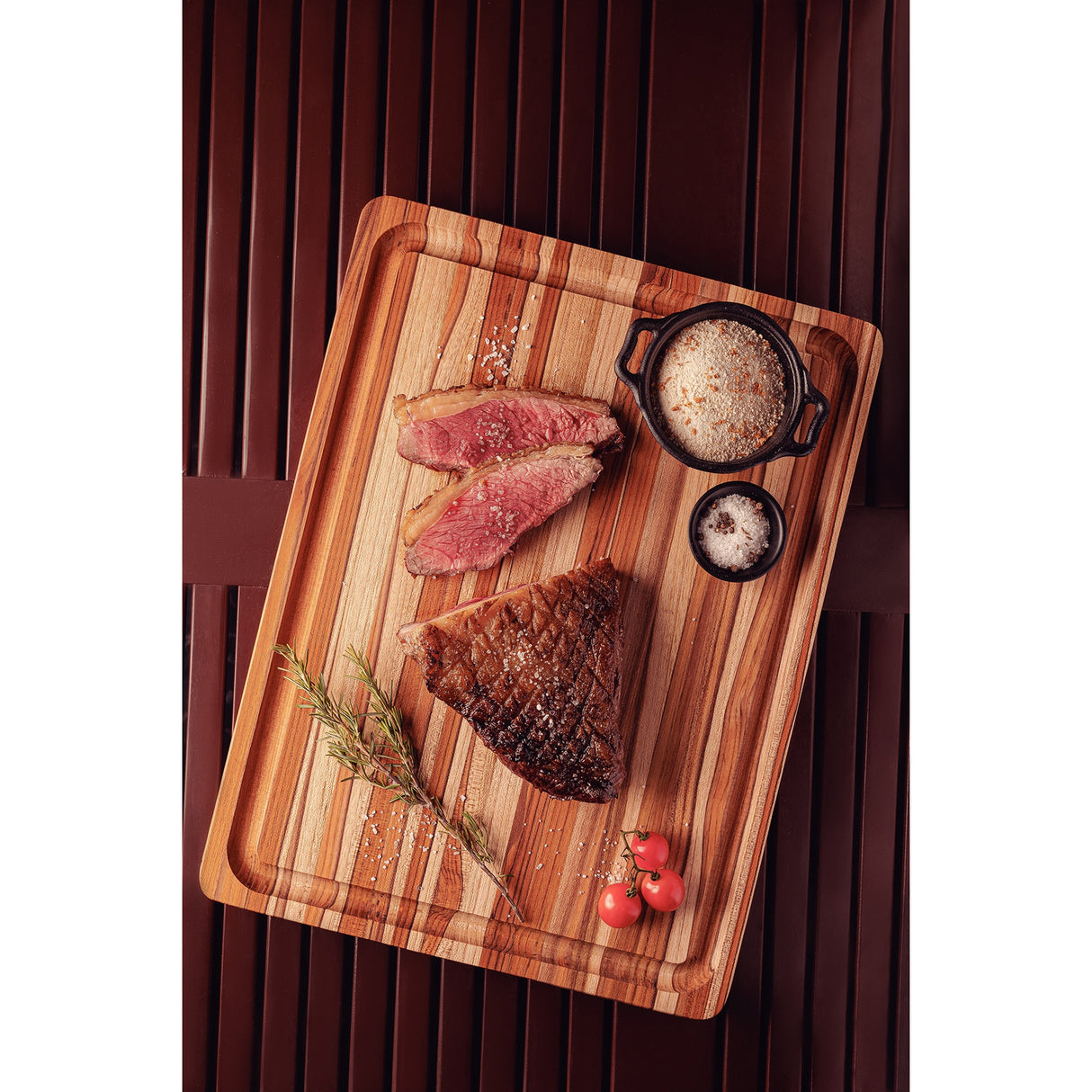 Barbecue Board With Handle & Groove in FSC teak wood with mineral oil finish 40x30 cm