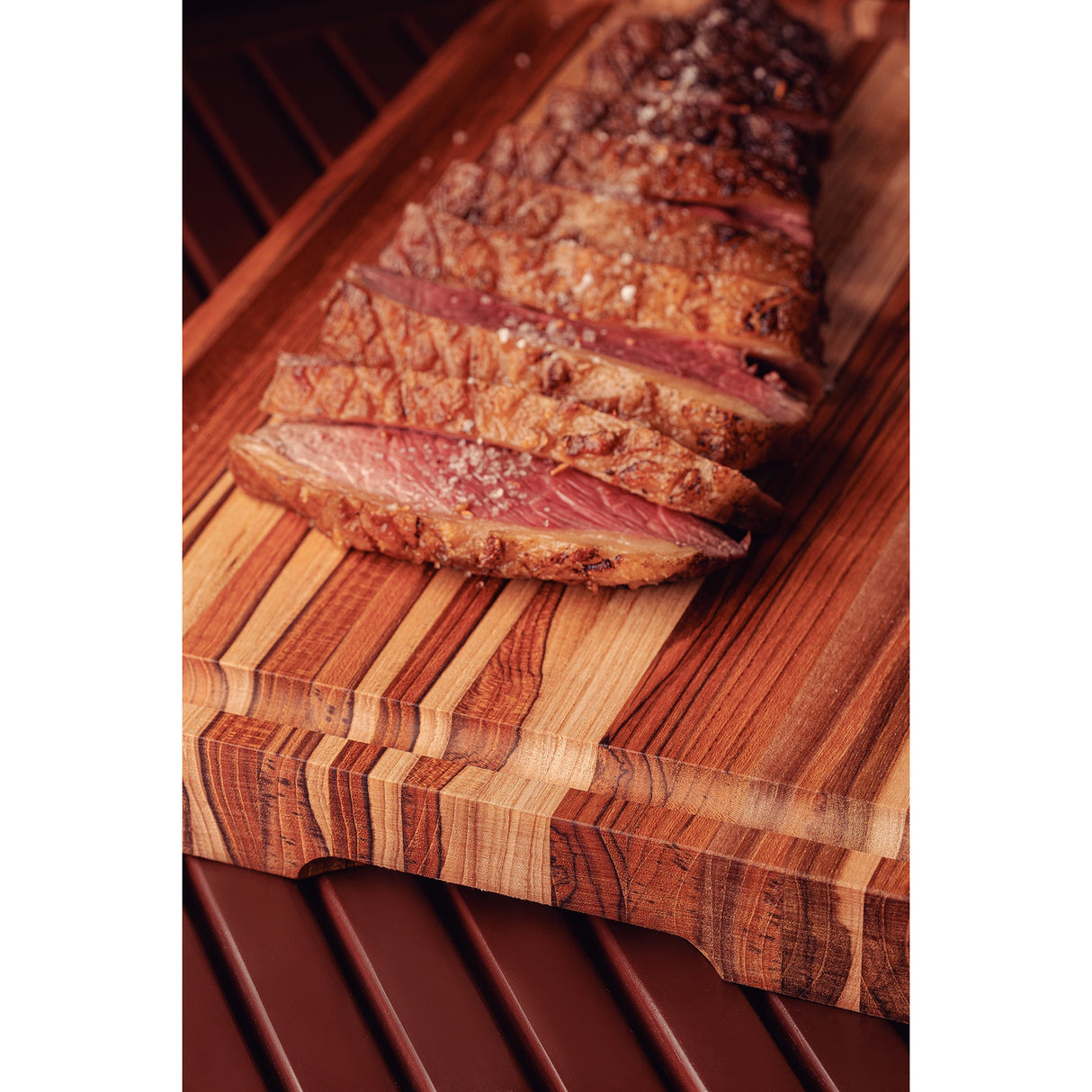 Barbecue Board With Handle & Groove in FSC teak wood with mineral oil finish 40x30 cm